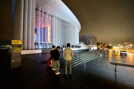 &Uuml;ber den ganzen Abend verteilt waren kaum mehr als 50 Menschen bei der Philharmonie erschienen