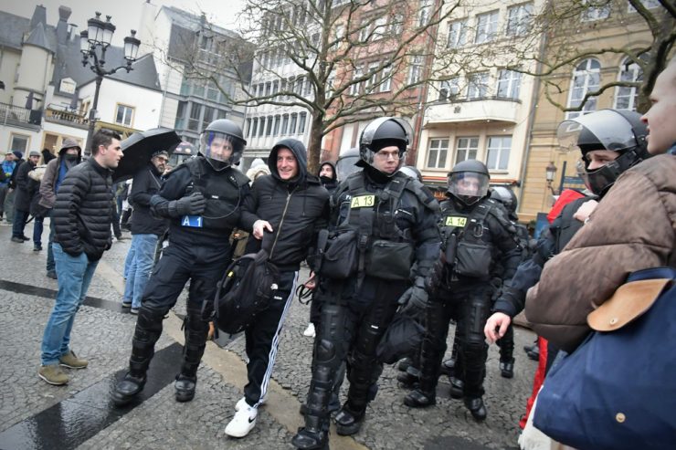 Covid-Proteste / „Sa Bo“ vom Dienst suspendiert: Berufliche Konsequenzen für Sprachrohr der Bewegung