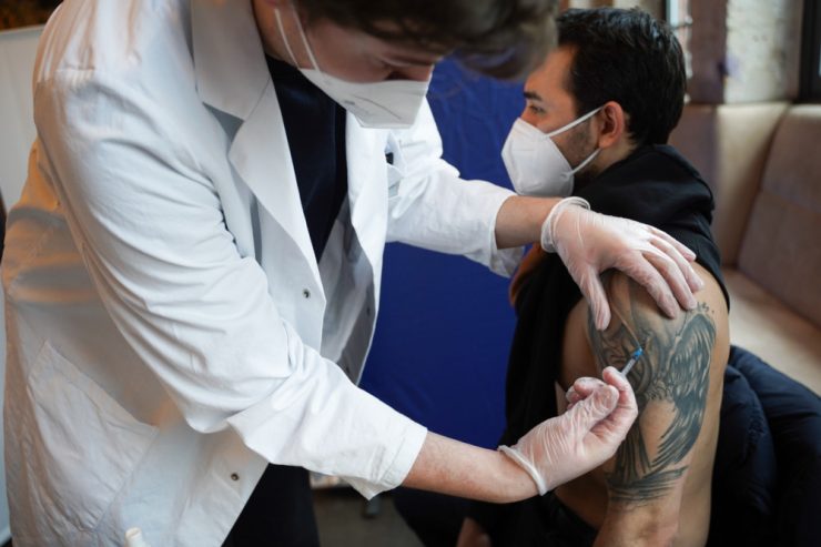 Pandemie  / „Santé“ meldet: Seit Silvester waren 1.592 von 6.586 Tests positiv – und es gab zwei weitere Tote