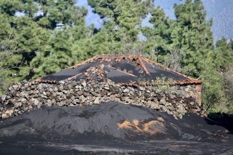 Ein Haus innerhalb einer Sperrzone in Tacande ist mit Asche bedeckt. Nach rund drei Monaten wurde der Ausbruch des Vulkans Cumbre Vieja für beendet erklärt.