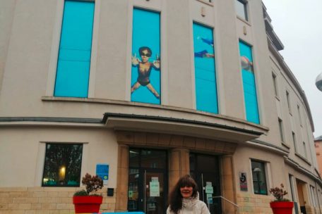 Maria Marques vor dem Schwimmbad