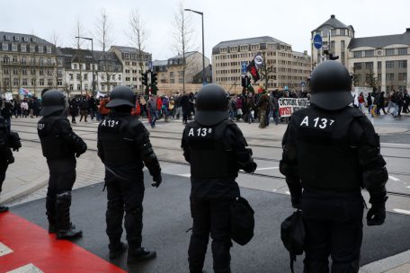 Die Polizei war zwar mit einem verst&auml;rkten Aufgebot in der Innenstadt, konnte aber nicht verhindern, dass sich kleine Gruppen sp&auml;ter im Zentrum verteilten
