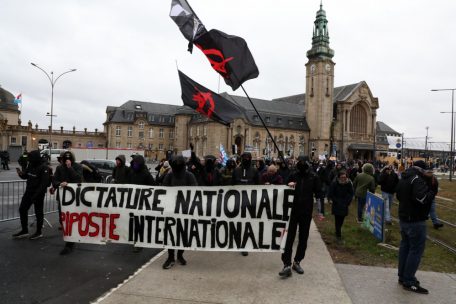 Mitglieder des „Bloc Lorrain“ führen die Demonstranten in Luxemburg durch die Straßen