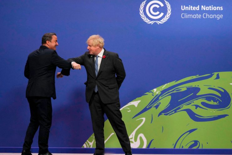 Gesellschaft / „Der Handschlag kommt wieder“: Corona, Knigge und das gute Benehmen