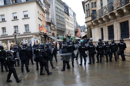Er habe immer wieder mit Mitstreitern versucht, den Protestzug wieder zum Glacis zu lenken, beteuert Ben Schronen. Leider seien nicht alle Beamten in die Absprachen eingeweiht gewesen, so seine Feststellung.