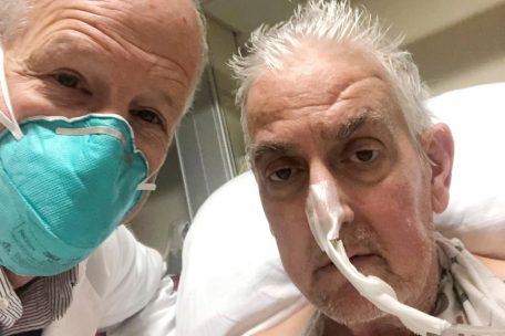 Dr. Bartley Griffith (links) macht ein Selfie mit dem Patienten David Bennett. Wie das Krankenhaus mitteilt, geht es Bennett drei Tage nach der h&ouml;chst experimentellen Operation gut.