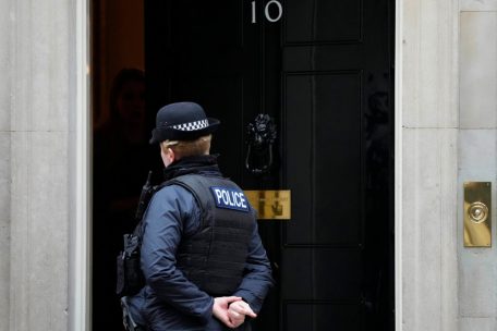 Ein Polizist steht vor der Downing Street 10: Inzwischen interessiert sich auch&nbsp;Scotland Yard f&uuml;r die Party des Premiers