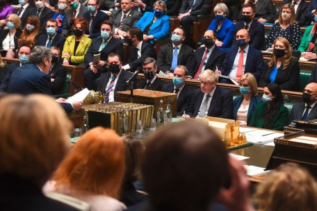 „Nach Strich und Faden belogen“ / Johnson entschuldigt sich im Unterhaus, doch sein Stuhl wackelt bedenklich