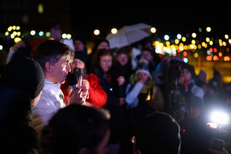 Der Arzt&nbsp;Beno&icirc;t Ochs spricht vor der Philharmonie bei der &bdquo;Marche blanche&ldquo;