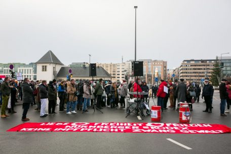 Am Glacis hatten sich kaum 50 Teilnehmer eingefunden. Diese Proteste sind weitgehend friedlich verlaufen.