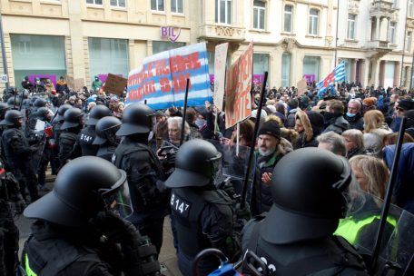 Die Stimmung im abgesperrten Bereich war entsprechend aufgeheizt. Demonstranten versuchten, die Absperrung der Polizisten zu überwinden. Dabei wurden Beteiligte zum Teil auch mit körperlichem Einsatz zurückgedrängt.
