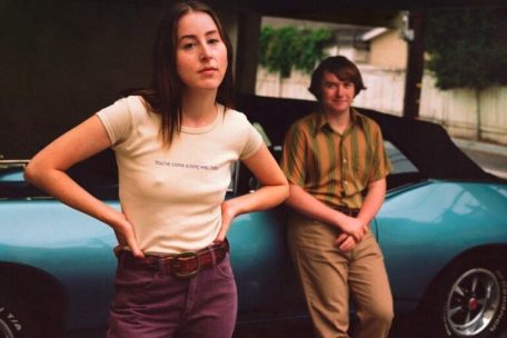 Alana Kane (Alana Haim) versteht nicht, wieso der zehn Jahre j&uuml;ngere Gary Valentine (Cooper Hoffman) sie angr&auml;bt