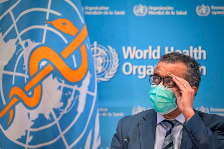 „Vertun Sie sich nicht“ / WHO-Chef warnt vor Verharmlosung der Omikron-Variante