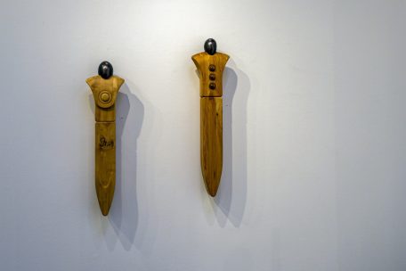 Kunstecke / Welt der Wächter und anderer Figuren: „Sentinelles“ mit Holzskulpturen von Pitt Brandenburger