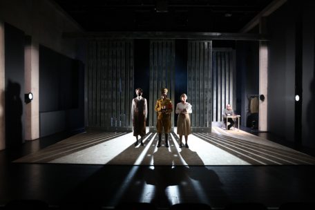 La sc&eacute;nographie, tout en barreaux coulissants, est r&eacute;ussie