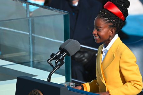 Analyse / Houston, wir haben ein Poem – Zur Debatte um die Forderung eines „Parlamentspoeten“