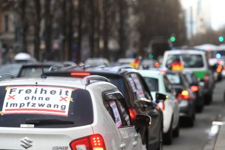Deutschlands Impfgegner protestieren auch im Autokorso