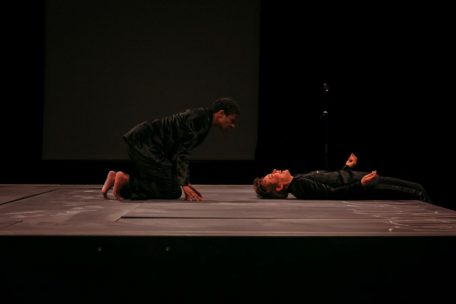 Theater / Tiefgehender als Papierschnittwunden: Larisa Fabers „Papercut“ im Merscher Kulturhaus