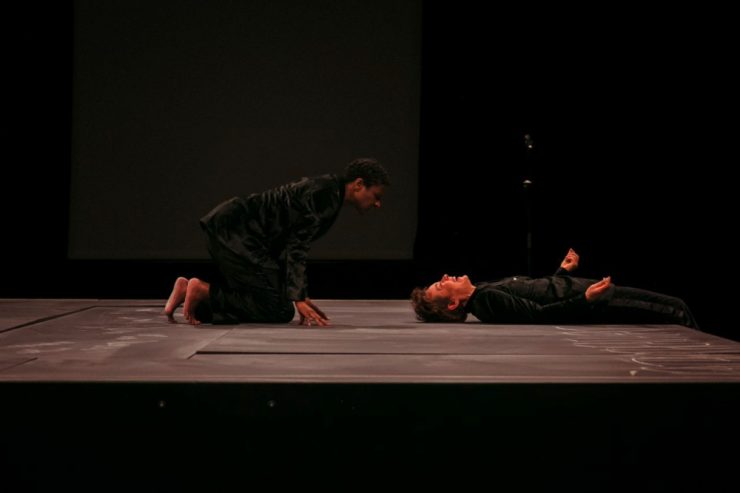 Theater / Tiefgehender als Papierschnittwunden: Larisa Fabers „Papercut“ im Merscher Kulturhaus