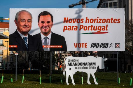 Wahlplakat in Lissabon: Oppositionschef Rui Rio r&uuml;ckt in den W&auml;hlerbefragungen immer n&auml;her an den seit sechs Jahren amtierenden Ministerpr&auml;sidenten heran