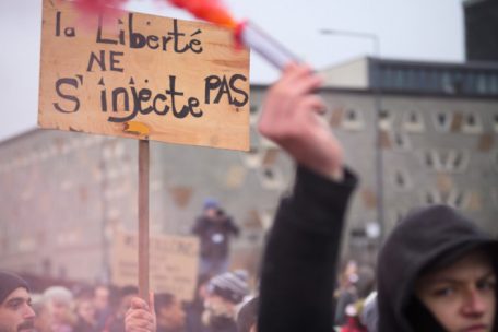 Ein Demonstrant l&auml;uft mit einem Feuerwerksk&ouml;rper auf der Demonstration in Luxemburg-Stadt am 22. Januar mit