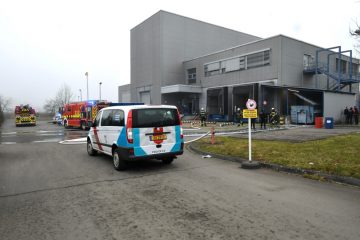 Industriezone Sommet / Papiercontainer vor Editpress-Druckerei fängt Feuer