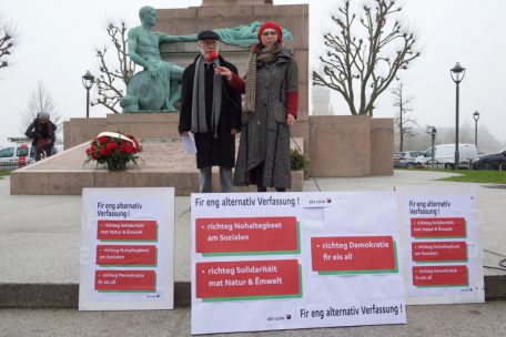 Symbolisches Begräbnis der demokratischen Versprechen: „déi Lénk“ vor der „Gëlle Fra“<br />
