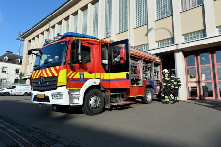 Ein Feuerwehr-Fahrzeug vor dem CIS Luxembourg in der Route d&rsquo;Arlon:&nbsp;&bdquo;Weil die Abwesenheiten wegen Covid-19 &uuml;berschaubar sind, brauchen wir derzeit keine Kompensationsma&szlig;nahmen einzuf&uuml;hren.&ldquo;