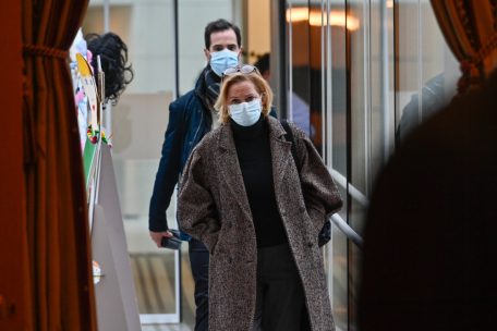 „Spaziergang“ / Schwurbler stellen Kerzen vor Haustüren von Paulette Lenert und Henri Kox