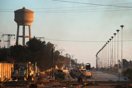 Nach dem Angriff versuchten K&auml;mpfer der Syrischen Demokratischen Kr&auml;fte das Gef&auml;ngnis zu umstellen