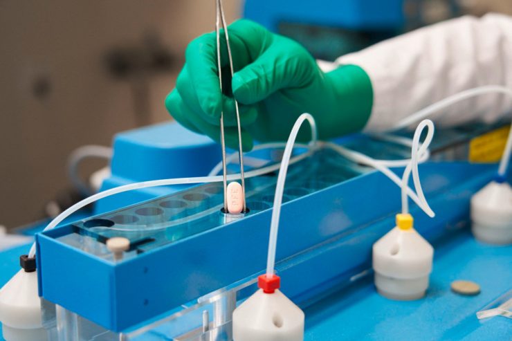 Pandemie / Erstes Medikament gegen Covid: EU-Behörde EMA gibt grünes Licht für Pille von Pfizer