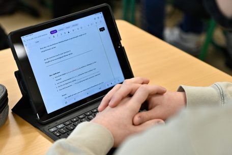 Auf den iPads k&ouml;nnen die Sch&uuml;ler die Grammatikregeln nachlesen