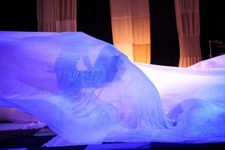 Ganz am Ende verschwinden auch Woyzeck und der „Bub“ in seiner Kutsche unter dem Tuch, das den Teich, an dem der Soldat seine Freundin umgebracht hat, symbolisiert