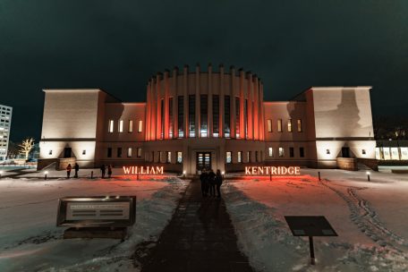 Le b&acirc;timent two-face, qui abrite le Mus&eacute;e d&rsquo;art national et, de l&rsquo;autre c&ocirc;t&eacute;, le Mus&eacute;e de la guerre