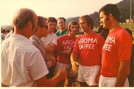Karl Schranz bei einem Jux-Match im roten Fu&szlig;balltrikot mit der Aufschrift &bdquo;Aroma Kaffee&ldquo;&nbsp;