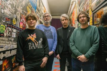 „Nie wieder Krieg“ / Kaum Publikum, aber viele Stofftiere: Tocotronic präsentiert neues Album per Stream