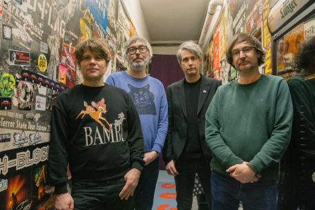 „Nie wieder Krieg“ / Kaum Publikum, aber viele Stofftiere: Tocotronic präsentiert neues Album per Stream