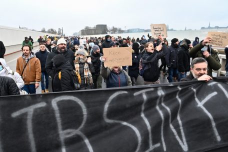 Viele Demonstranten werfen den Medien vor, Meinungen zu zensieren, die nicht dem &bdquo;offiziellen Narrativ&ldquo; der Regierung entsprechen