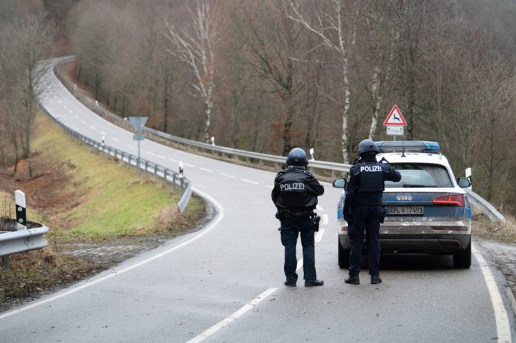 Kusel / Zwei deutsche Polizisten sterben bei Verkehrskontrolle – Zwei Verdächtige festgenommen