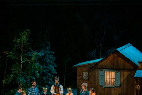 La pi&egrave;ce alterne entre tableaux sc&eacute;niques et des captures cin&eacute;matographiques qui suivent les acteurs dans la cabane et la for&ecirc;t, captures reproduites sur un &eacute;cran fix&eacute; au-dessus du d&eacute;cor&nbsp;