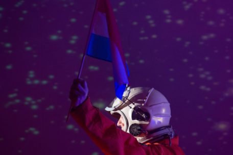 Fulminantes Finale: Ein Astronaut stolzierte am Ende der Vorstellung über die Bühne, er war bald völlig eingehüllt in dichtem Effektnebel