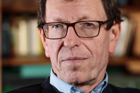 Prof. Claude P. Muller (CPM) ist Mediziner und Chemiker beim „Luxembourg Insitute Of Health“ (LIH), wo er sich mit der Überwachung und dem Management von Virusausbrüchen auf globaler Ebene beschäftigt