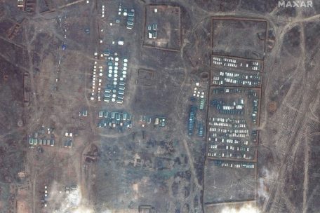 Ein Satellitenbild zeigt Zelte und Milit&auml;rfahrzeuge auf der von Russland annektierten Halbinsel Krim