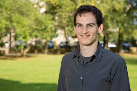 Dr. Philipp E. Sischka ist wissenschaftlicher Mitarbeiter im Fachbereich Verhaltens- und Kognitionswissenschaften der Universität Luxemburg. Sein Spezialgebiet sind psychologische Mechanismen und Mobbing am Arbeitsplatz.