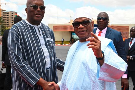 Sur cette photo d&rsquo;archives prise le 13 septembre 2019, le pr&eacute;sident malien Ibrahim Boubacar Keita (d.) est accueilli par son homologue burkinab&eacute; Roch Marc Christian Kabor&eacute; &agrave; son arriv&eacute;e &agrave; l&rsquo;a&eacute;roport de Ouagadougou &ndash; tous les deux ont &eacute;t&eacute; renvers&eacute;s par des coups d&rsquo;Etat