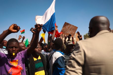 Des manifestants se rassemblent &agrave; Ouagadougou pour montrer leur soutien aux militaires tout en tenant une banni&egrave;re anti-France et en agitant un drapeau russe, le 25 octobre 2022