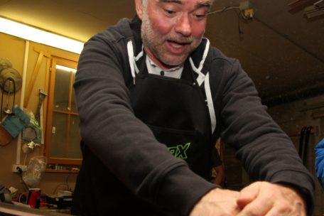 Gilles Osch unterst&uuml;tzt seinen Sohn nicht nur im technisch-administrativen Bereich sowie als Trainer, sondern auch als Servicemann hier in Adelboden