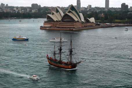 Ein Nachbau von James Cooks &bdquo;Endeavour&ldquo; in der Bucht von Sydney