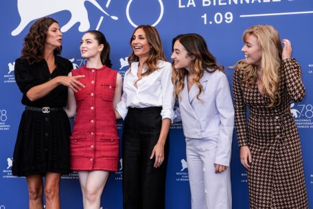 Anna Mouglalis, Anamaria Vartolomei, Audrey Diwan, Luàna Bajramí und Louise Orry-Diquéro posierten während des Filmfestivals in Venedig für Fotografen. Das Abtreibungsdrama gewann Anfang dieses Jahres auch einen „Prix Lumières“, und zwar in der Kategorie „bester Film des Jahres“. Die Filmpreise werden von der Auslandspresse in Frankreich vergeben.