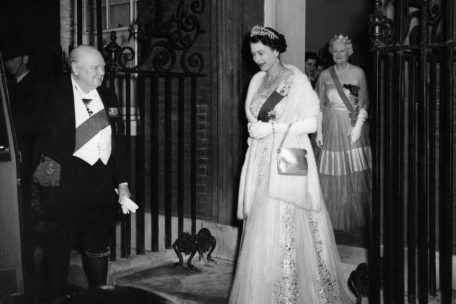 Der britische Premierminister Winston Churchill h&auml;lt 1955 die Autot&uuml;r f&uuml;r K&ouml;nigin Elizabeth II
